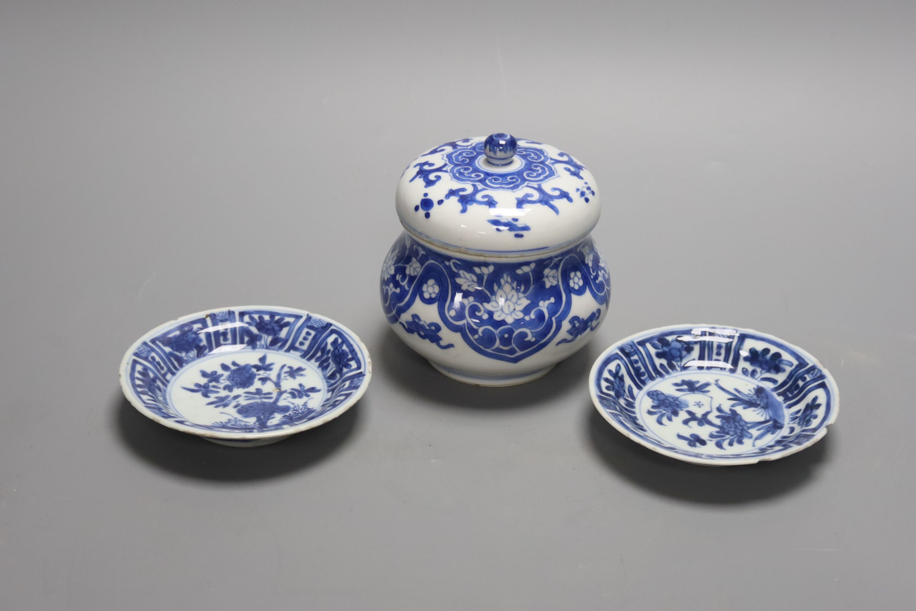 A pair of Chinese blue and white dishes and a similar jar and cover, tallest 12cm